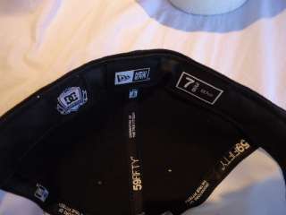 This auction is for a Gently worn DC Shoes New Era 59Fifity fitted hat 