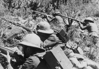   Italian campaign in Ethiopia. Pattuglia di soldati che aggiusta I tiri