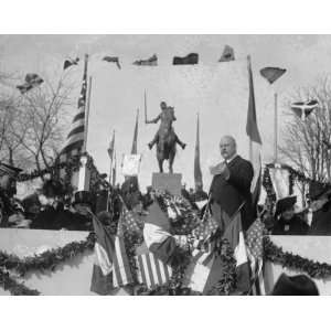  1922 photo Weeks, Joanne de Arc statue, 1/6/22