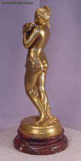 Desnudo antiguo hermoso de bronce de la juventud cerda con la paloma R 