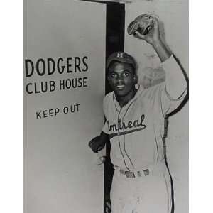  Jackie Robinson B & W Unframed Photo   MLB Photos Sports 