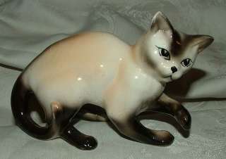 OFFERING A LARGE CIRCA 1950s POTTERY SIAMESE CAT FIGURINE