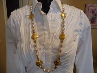   * VINTAGE Chanel GOLD faux PEARL 8 CC MEDALLION NECKLACE *STAMPED