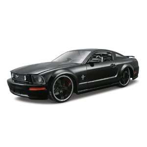 Maisto Die Cast 124 Gloss Black AS 2006 Ford Mustang  Toys & Games 