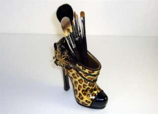 Your are watching a very cute Mini shoe Make up brush/pen Stand 